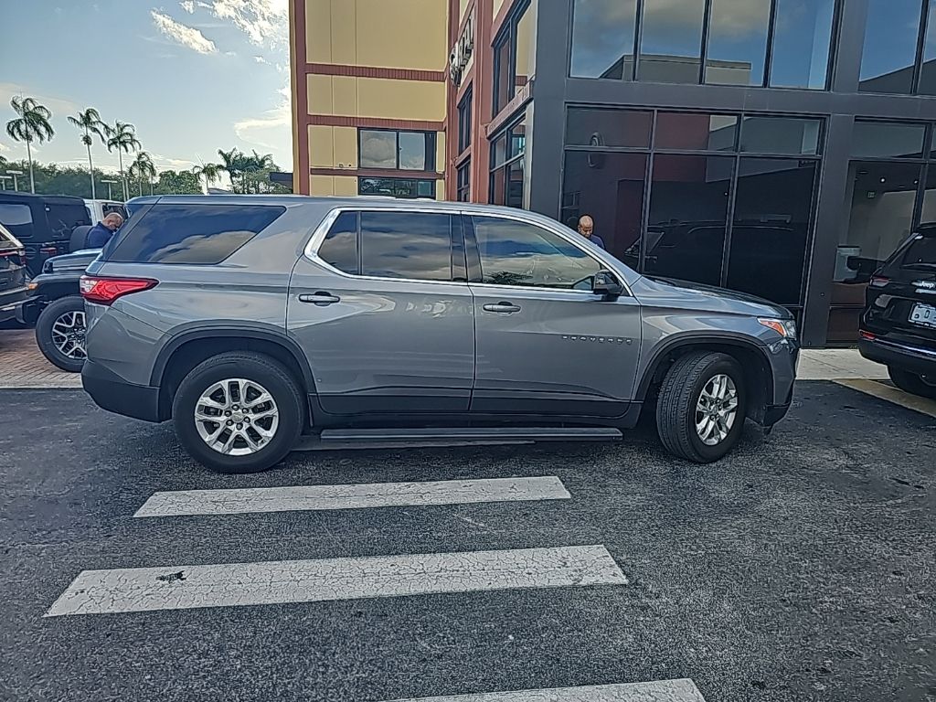 2021 Chevrolet Traverse LS photo 2