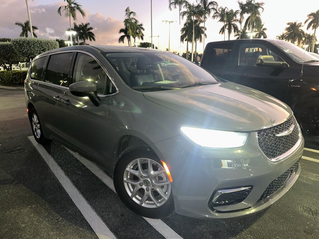 Used 2023 Chrysler Pacifica Touring L Minivan/Van