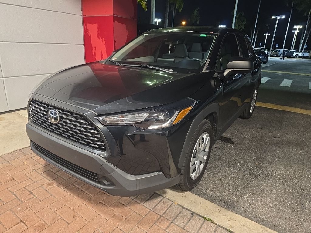 2022 Toyota Corolla Cross L photo 2