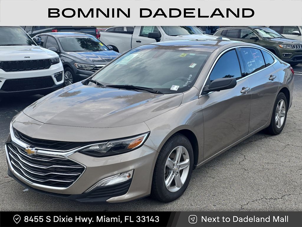 2022 Chevrolet Malibu LS photo 2
