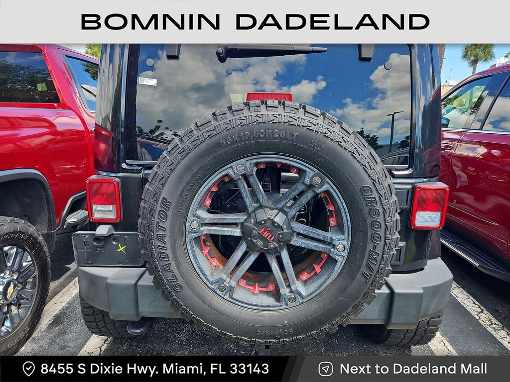2015 Jeep Wrangler Unlimited Sahara photo 4