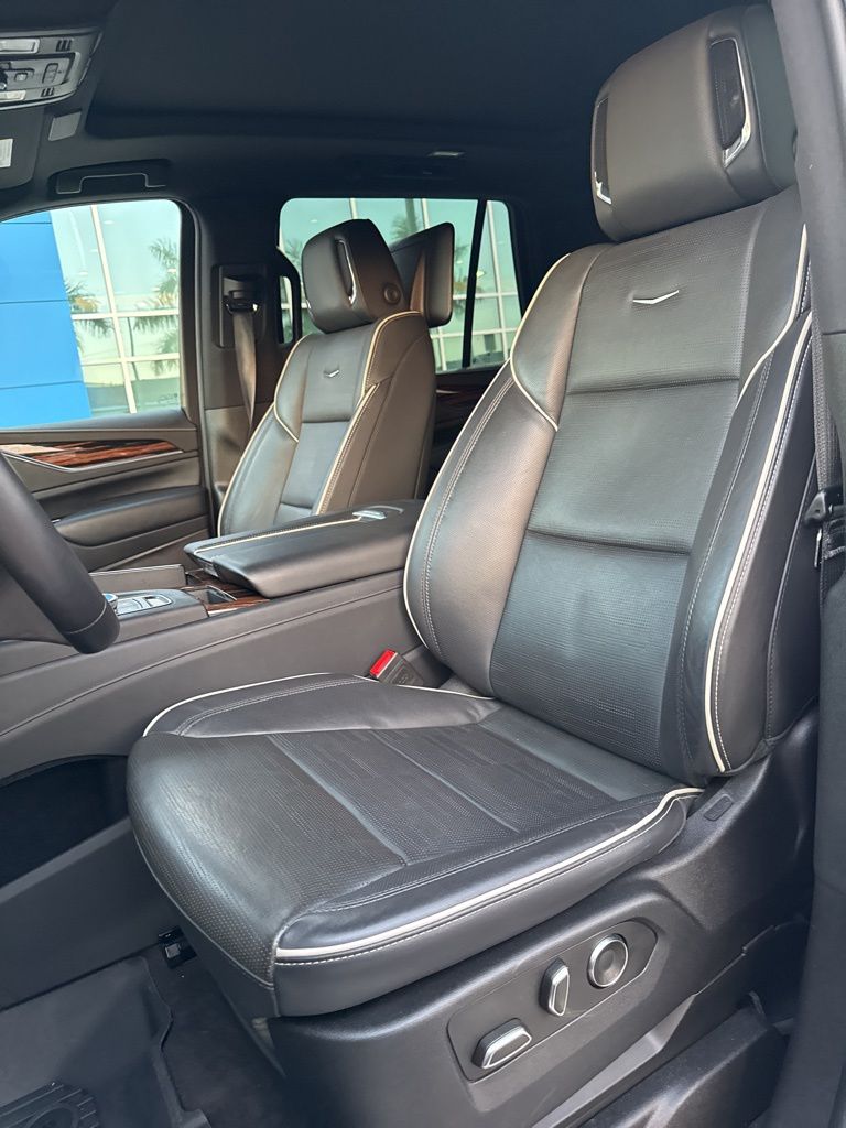 2024 Cadillac Escalade Premium Luxury photo 3
