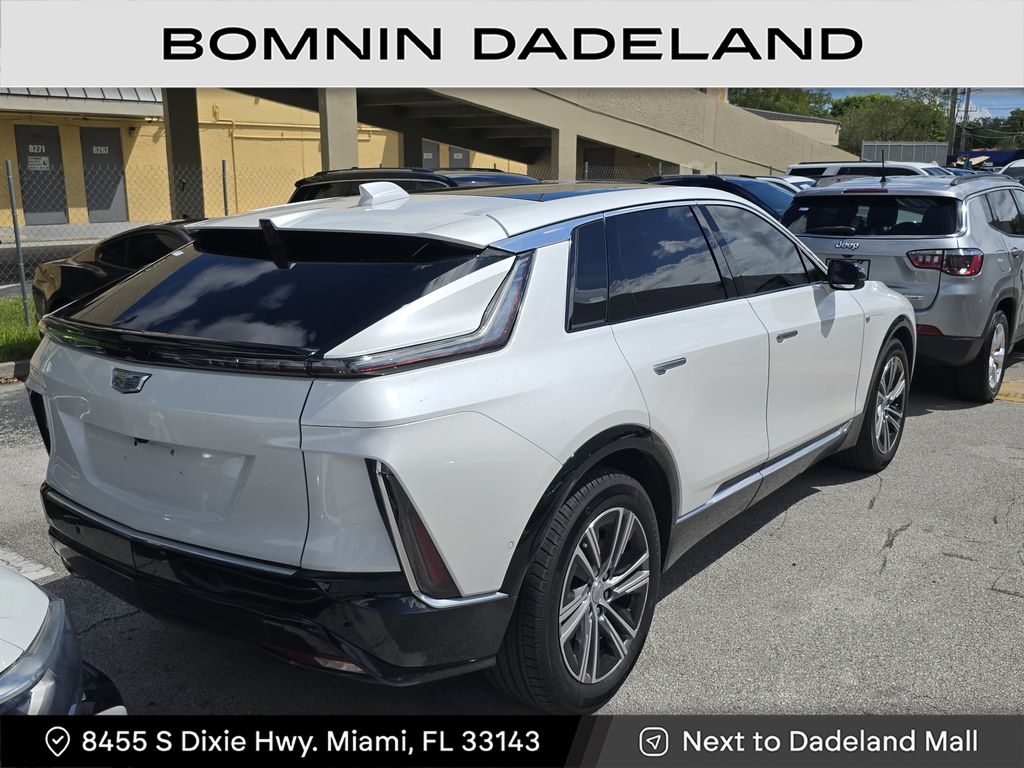 2025 Cadillac Lyriq Luxury photo 3