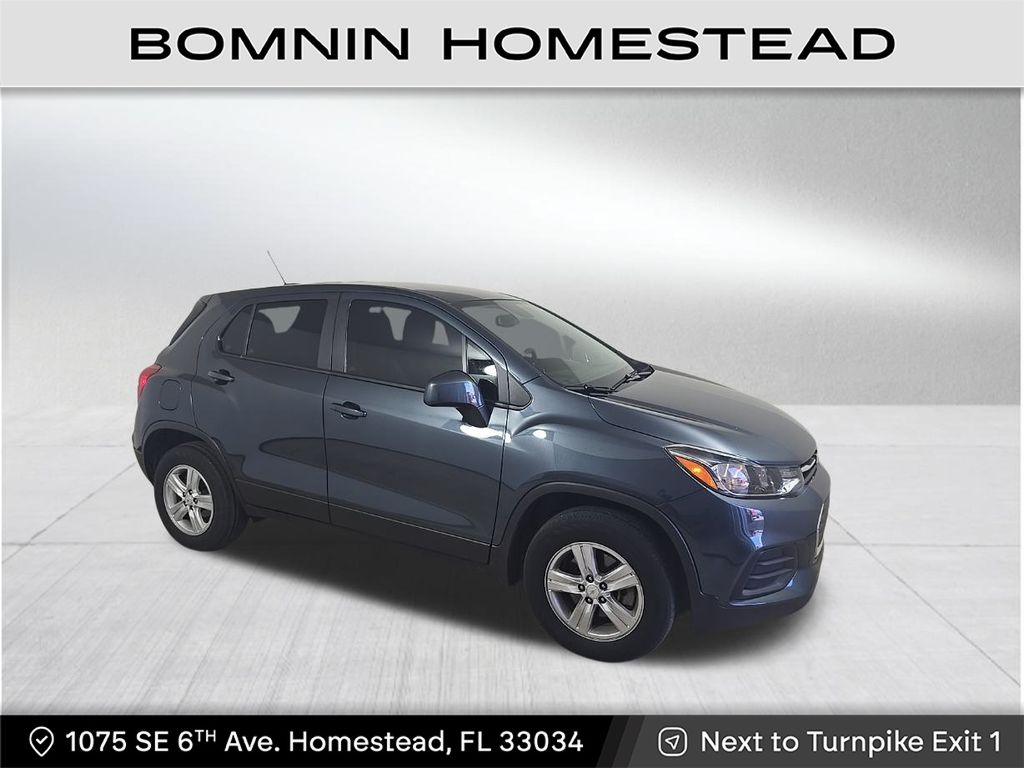 2022 Chevrolet Trax LS photo 2