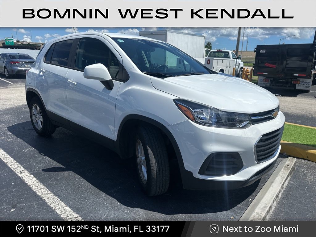 2022 Chevrolet Trax LS photo 2