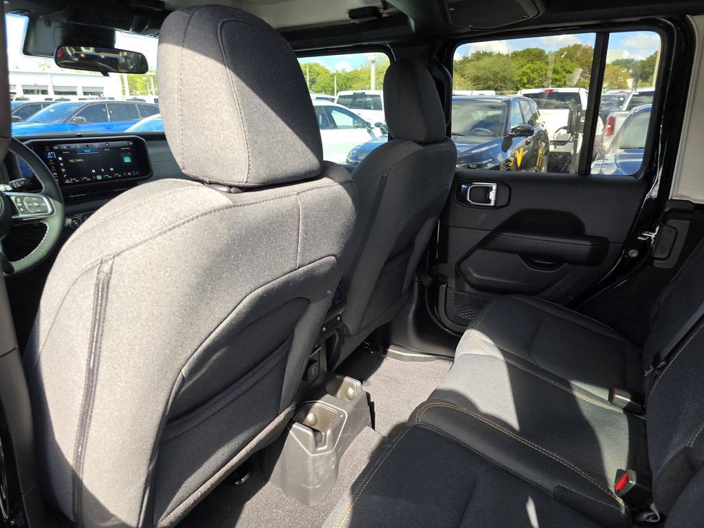 2025 Jeep Wrangler 4-Door Sahara - Photo 11