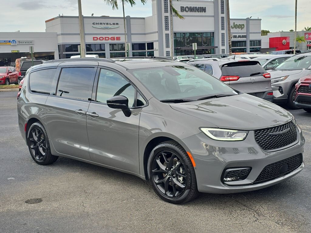 Used 2025 Chrysler Pacifica Limited Minivan/Van