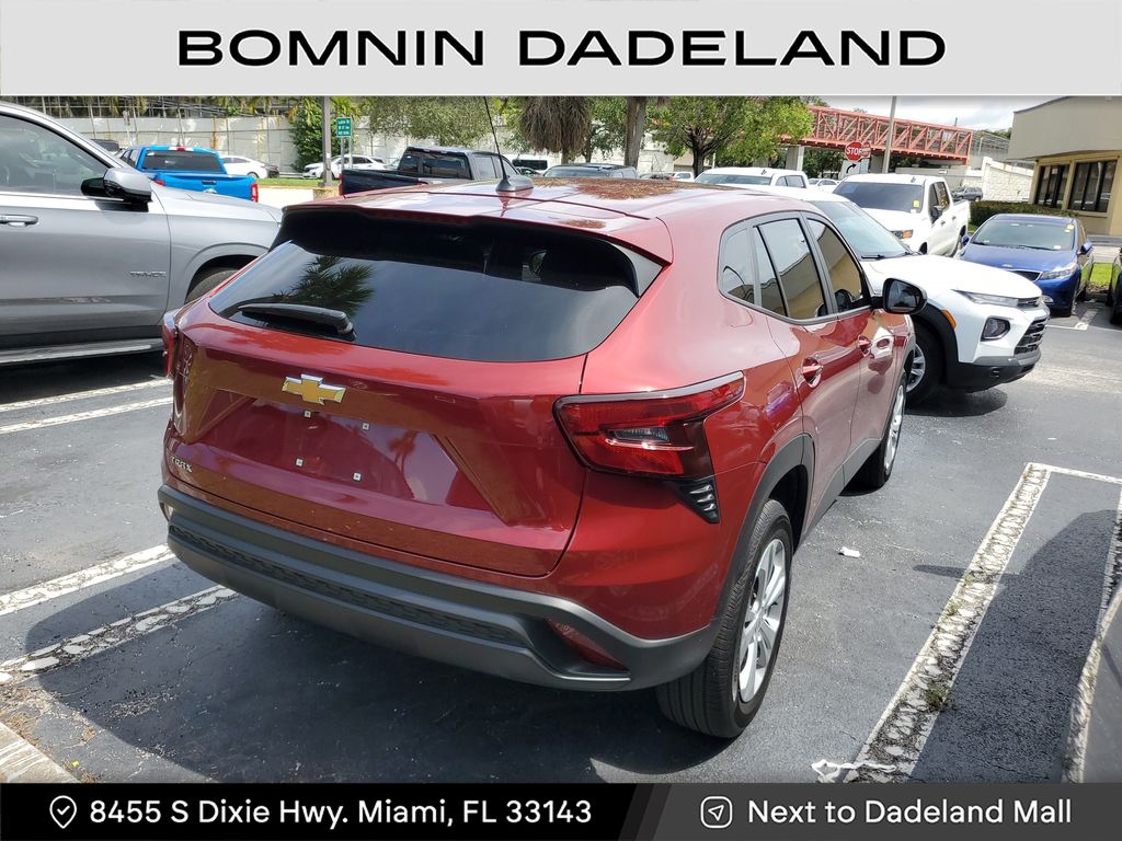 2025 Chevrolet Trax LS photo 4