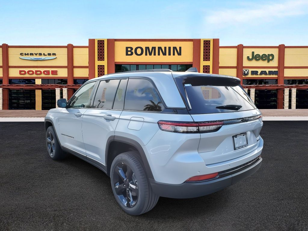 2025 Jeep Grand Cherokee Limited photo 3