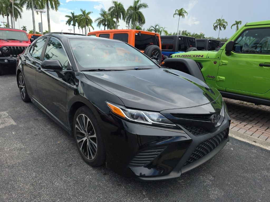 2020 Toyota Camry SE photo 2