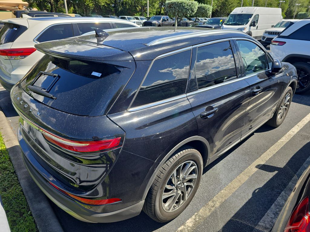 2022 Lincoln Corsair Standard photo 3