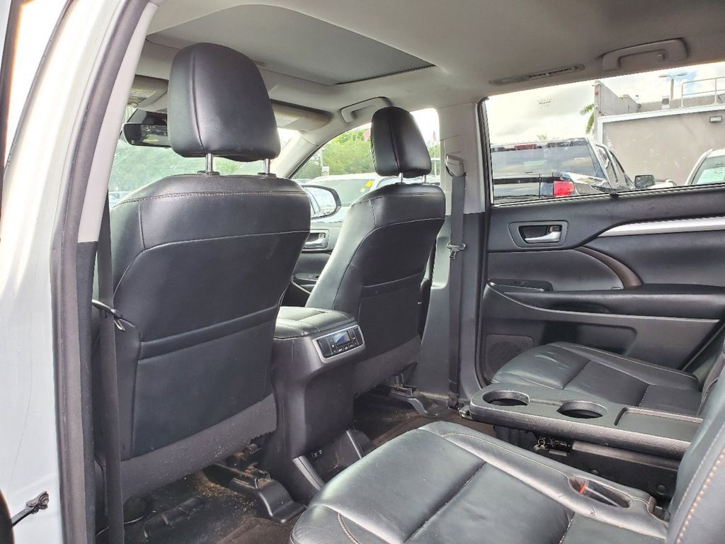 Image 10 of 2018 Toyota Highlander XLE SUV