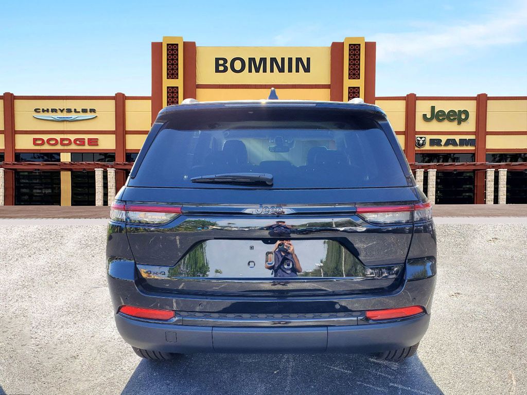 2025 Jeep Grand Cherokee Limited photo 3