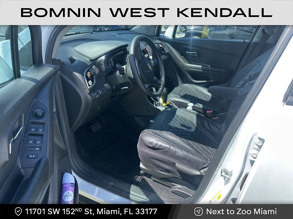 2022 Chevrolet Trax LS photo 3