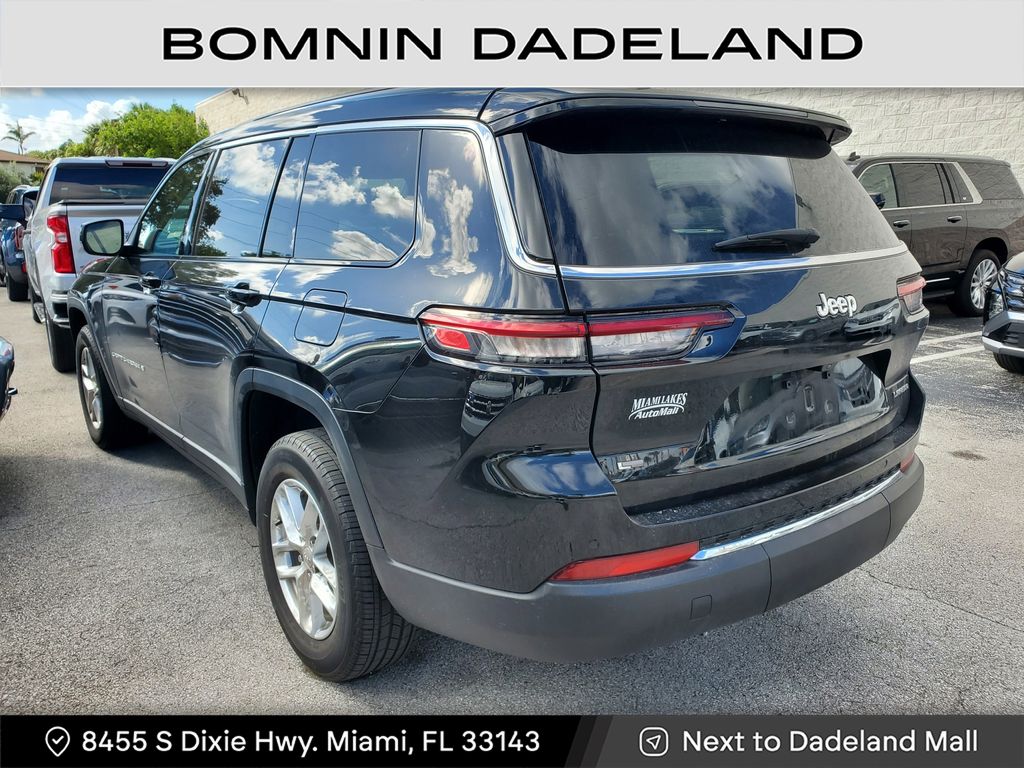 2022 Jeep Grand Cherokee Laredo photo 3
