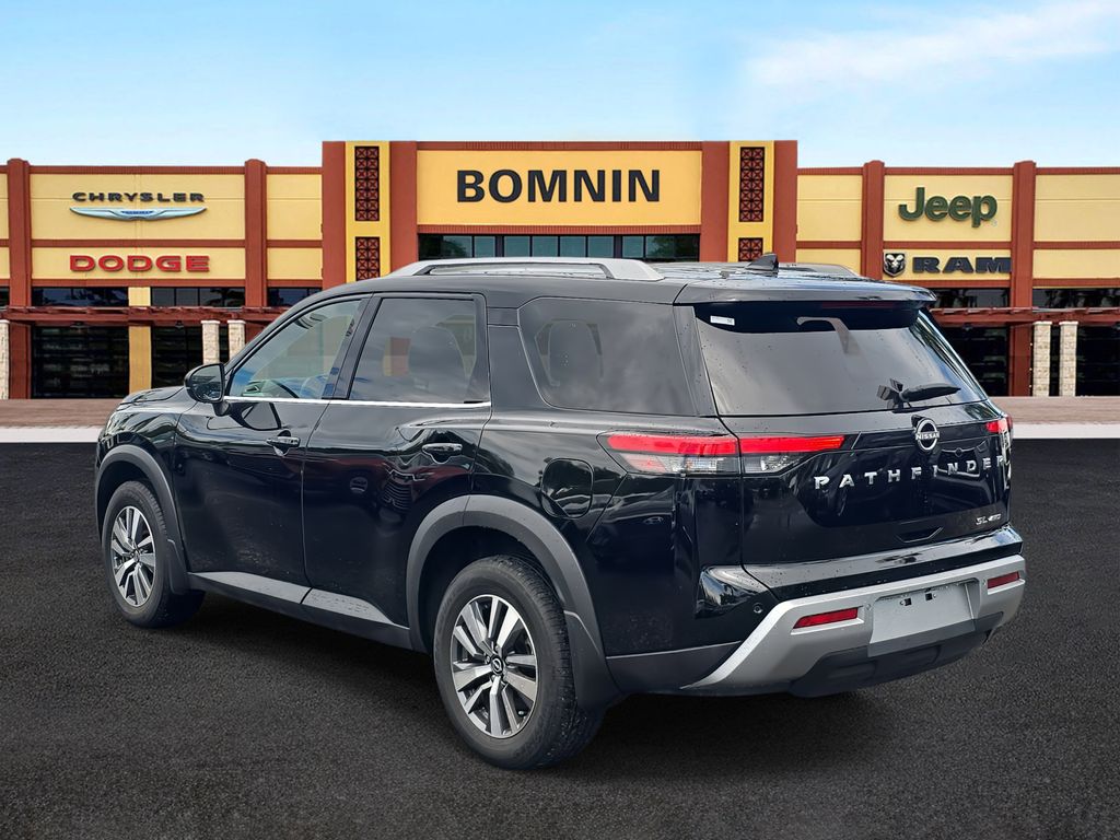 2024 Nissan Pathfinder SL photo 2