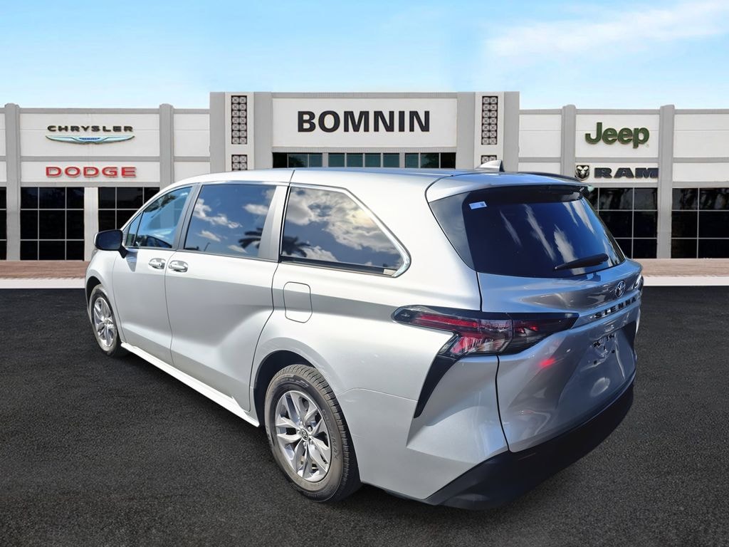 Used 2023 Toyota Sienna LE Minivan/Van