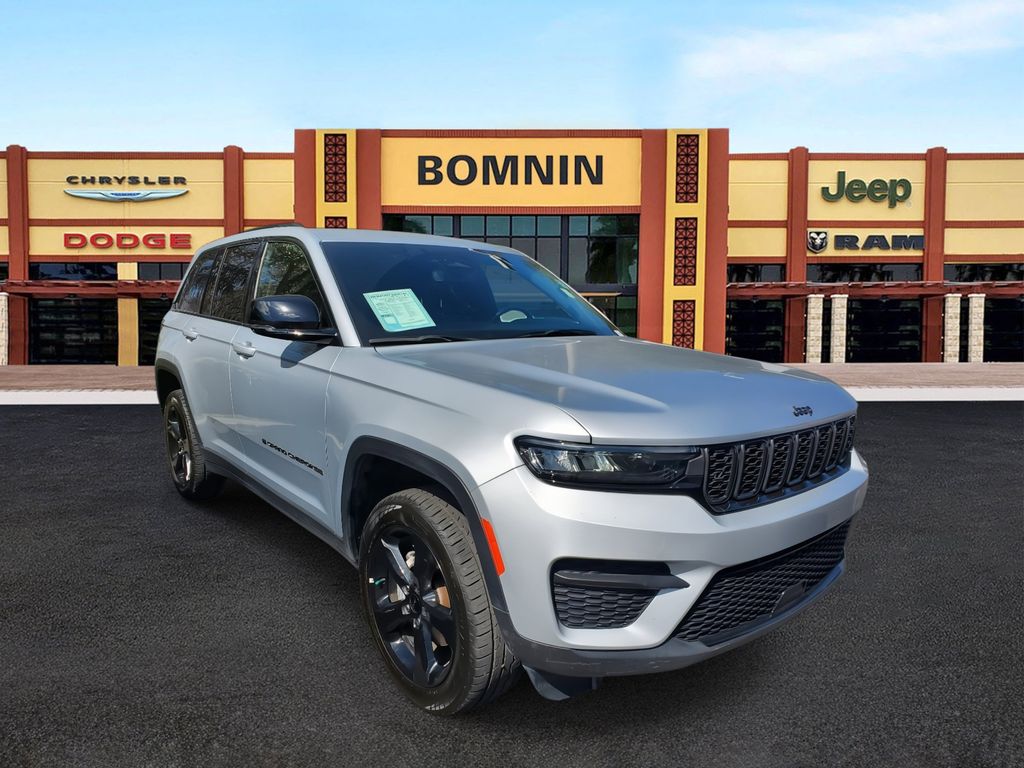 2022 Jeep Grand Cherokee Altitude photo 2