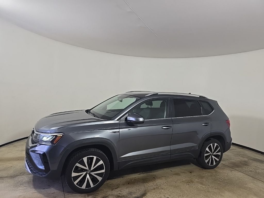 2022 Volkswagen Taos SE photo 2