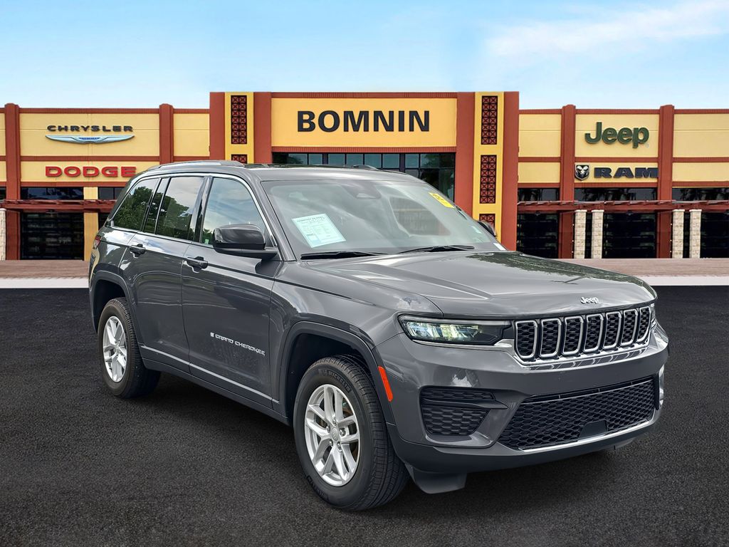 2023 Jeep Grand Cherokee Laredo photo 2
