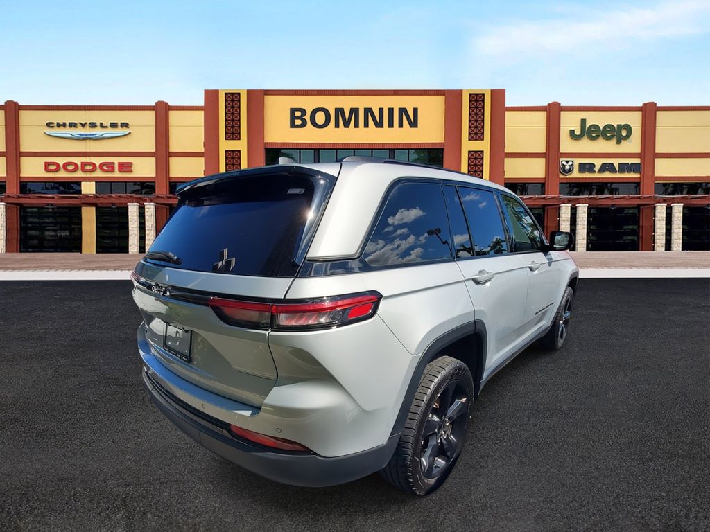 2022 Jeep Grand Cherokee Altitude photo 4