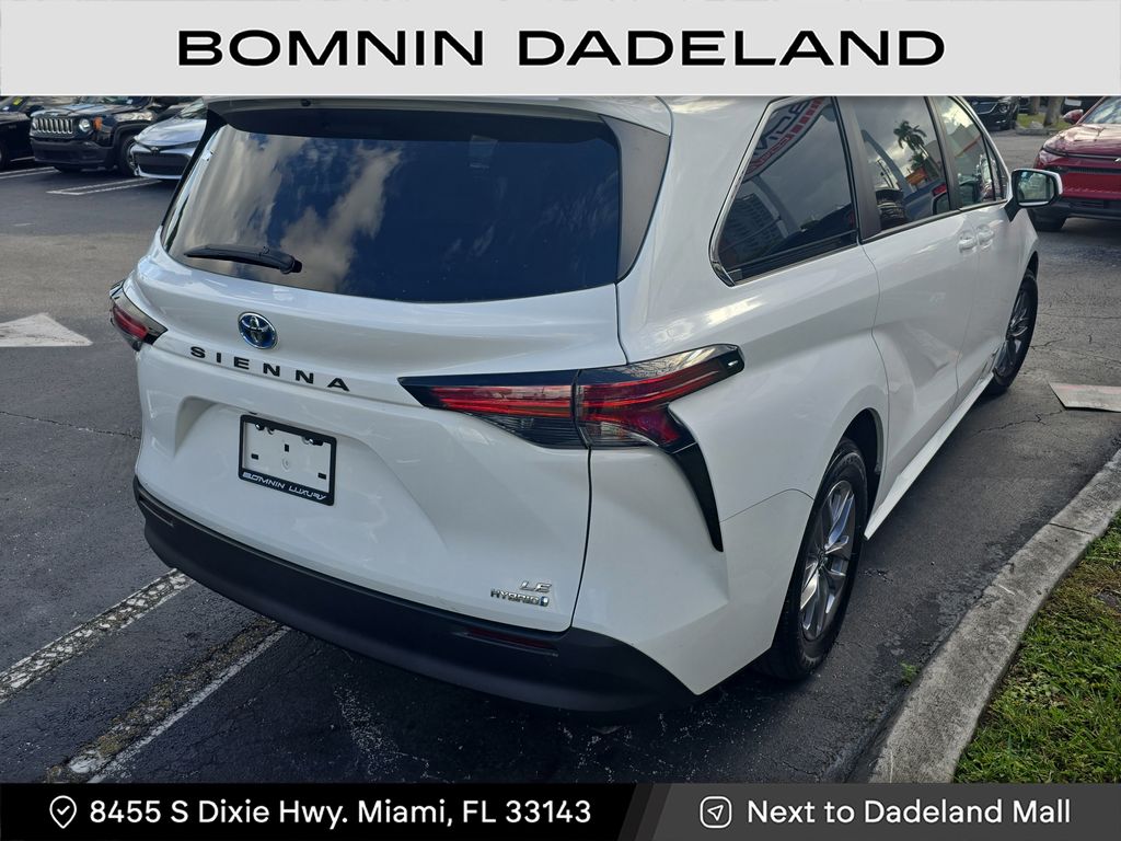 2021 Toyota Sienna LE photo 4