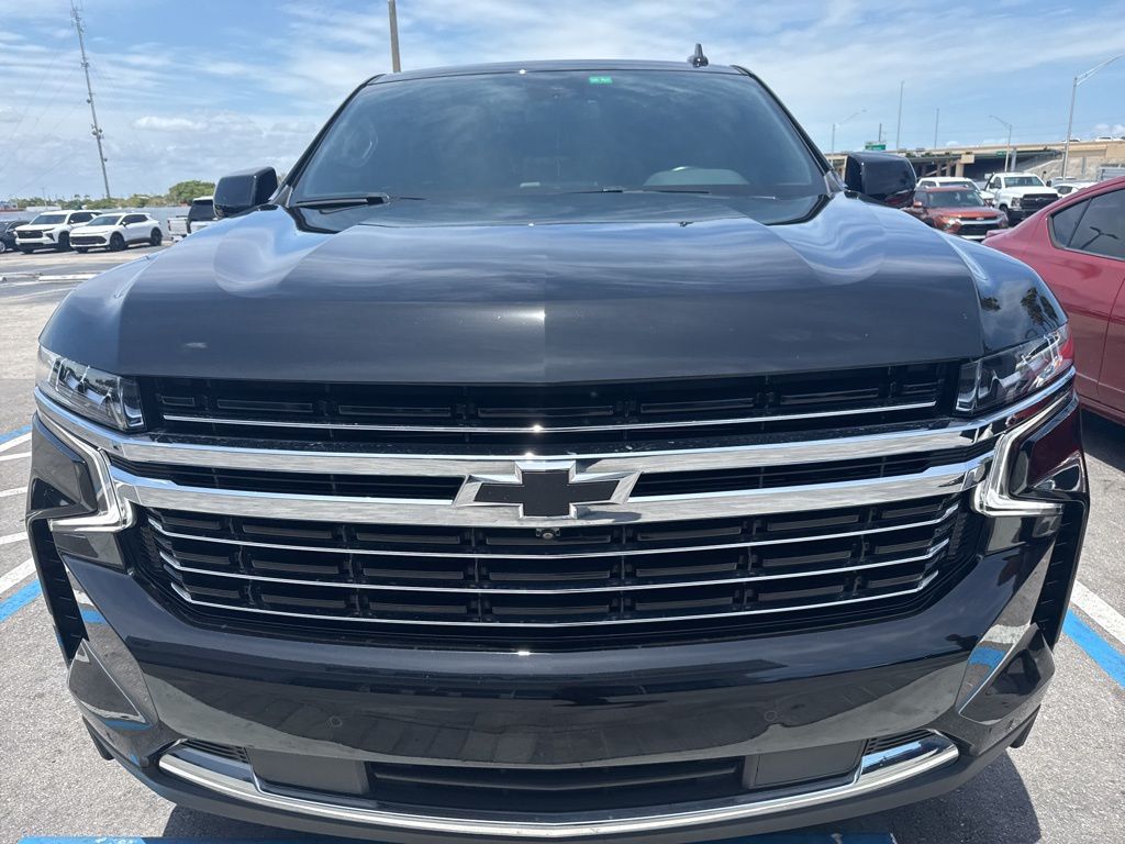 2024 Chevrolet Suburban LT photo 3