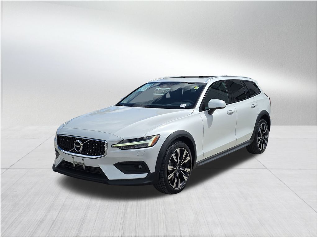 2022 Volvo V60 Cross Country T5 photo 2
