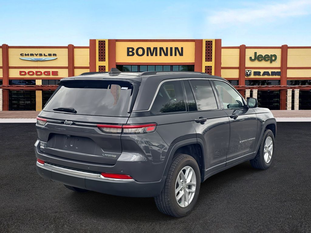 2023 Jeep Grand Cherokee Laredo photo 3
