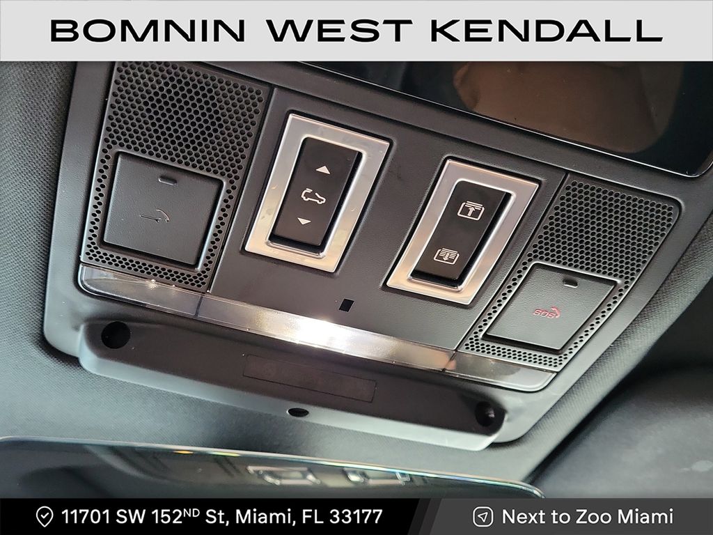 2023 Land Rover Defender X-Dynamic SE photo 15