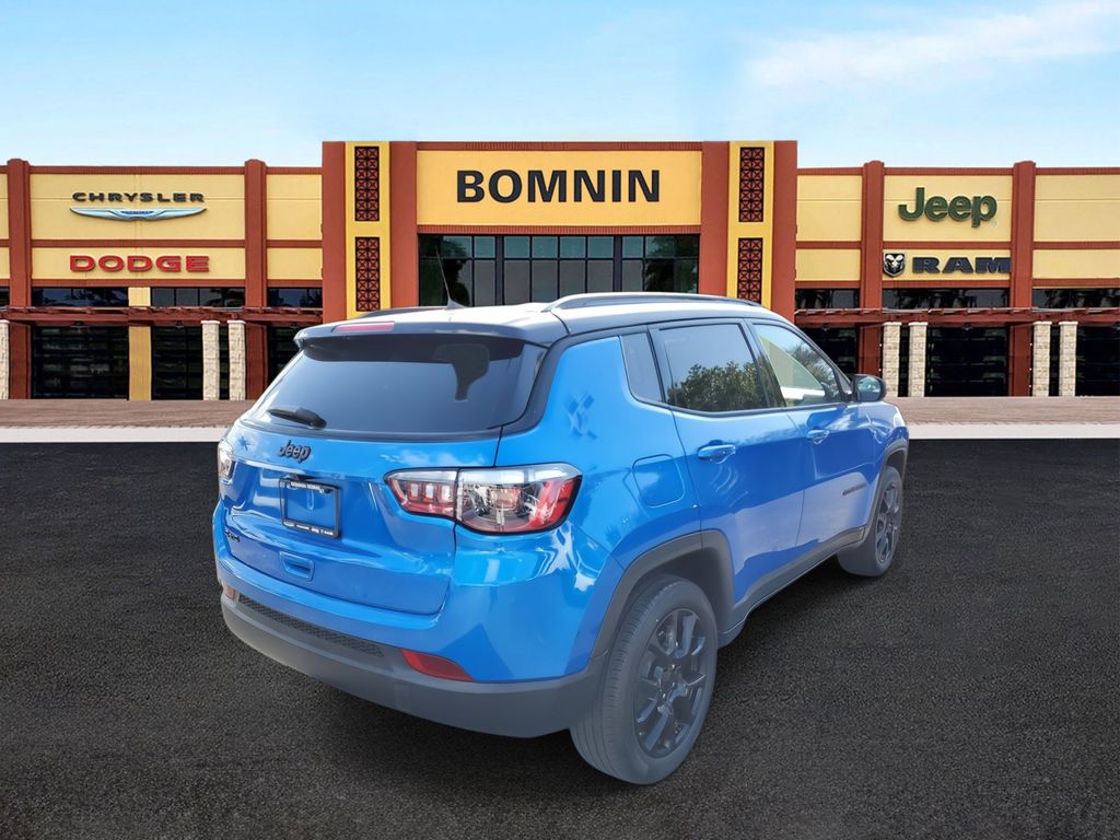 2023 Jeep Compass Latitude photo 3
