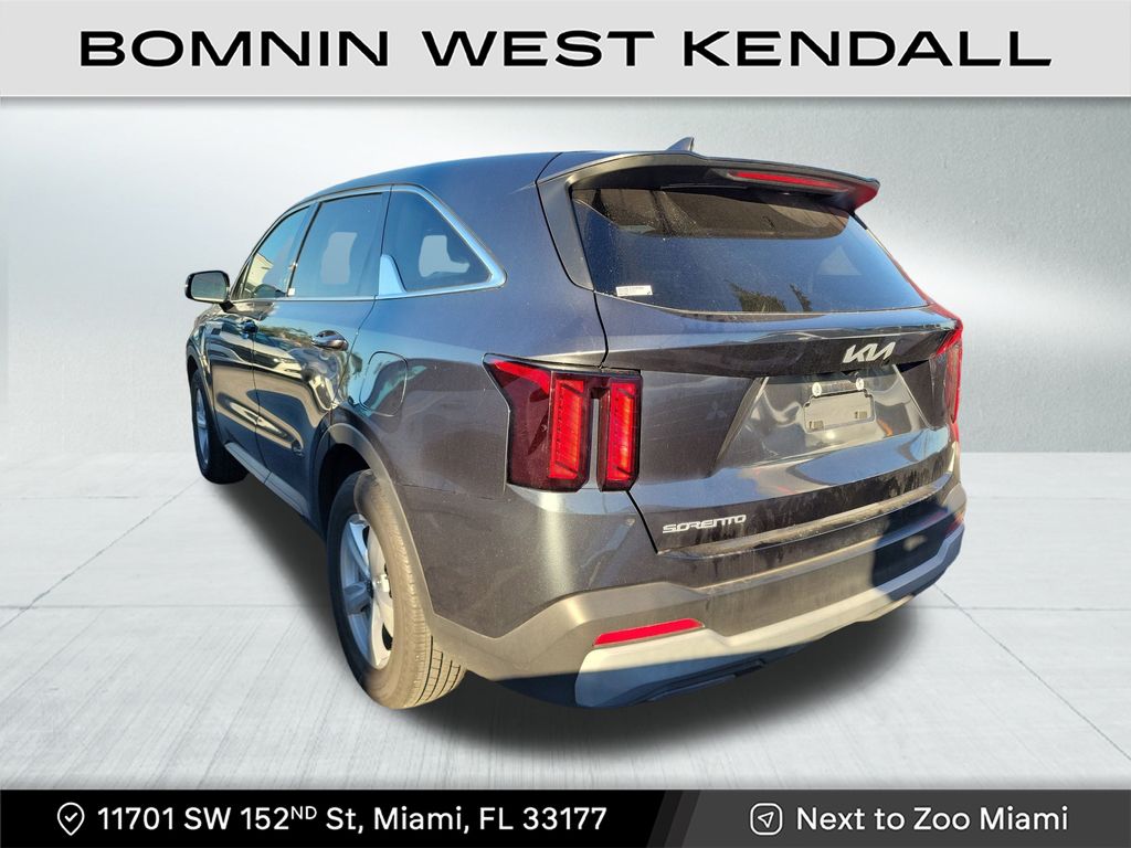 2024 Kia Sorento LX photo 4