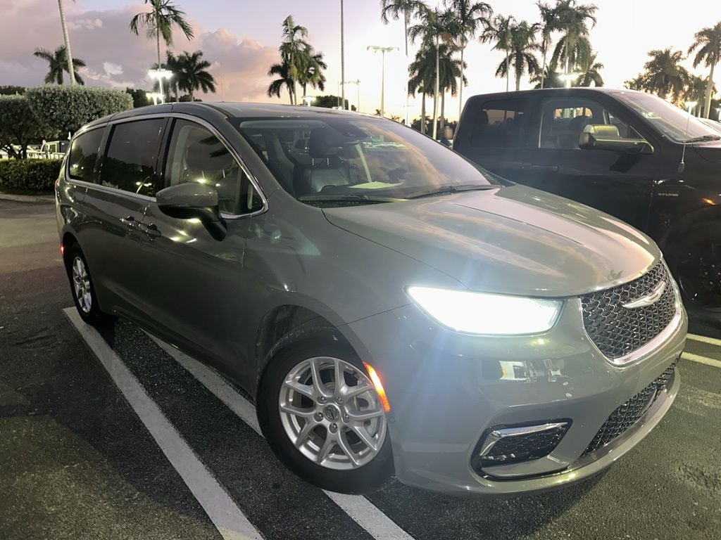 Used 2023 Chrysler Pacifica Touring L Minivan/Van
