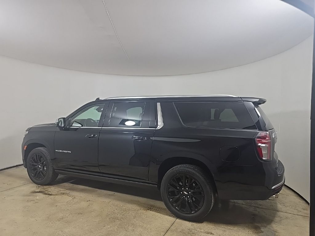 2022 Chevrolet Suburban Premier photo 2