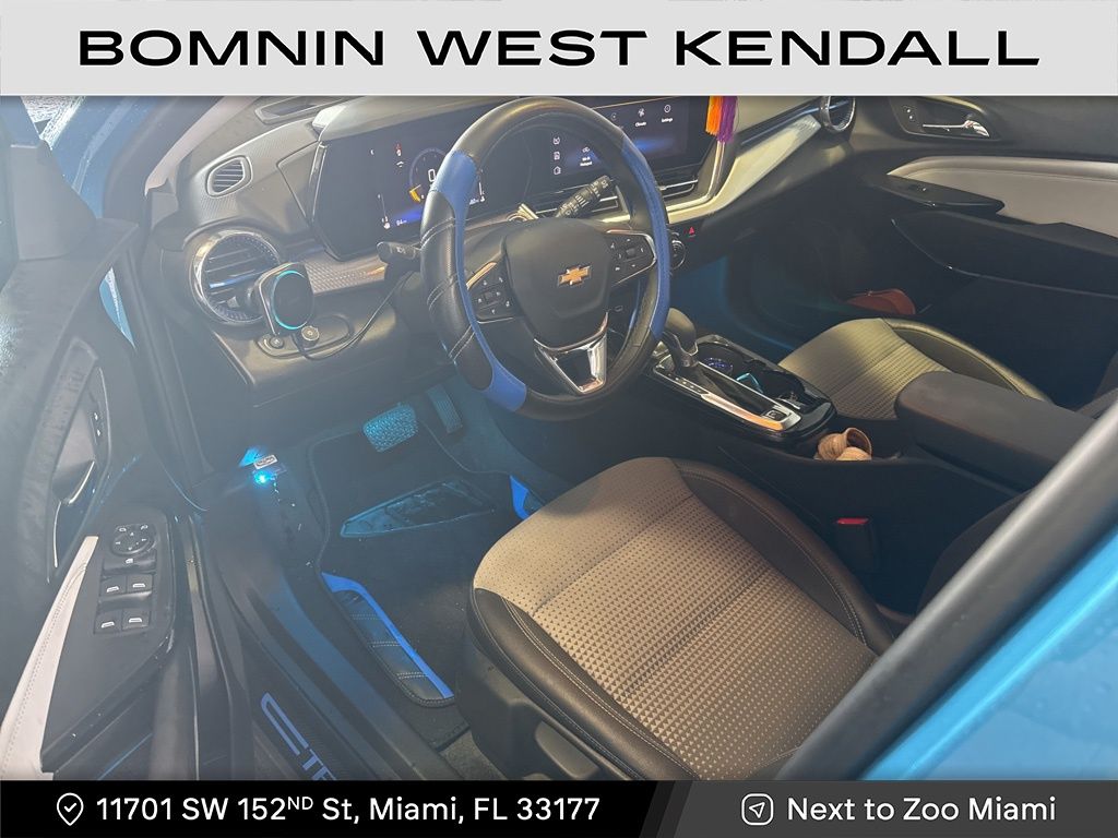 2025 Chevrolet Trax LT photo 2