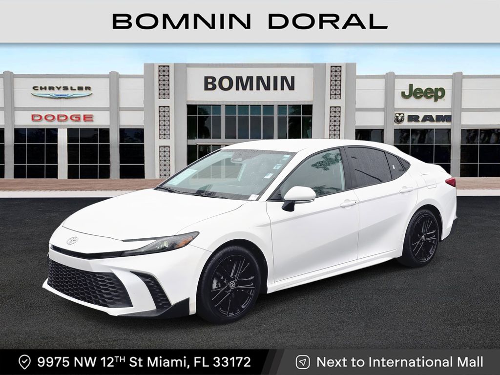 2025 Toyota Camry SE's photo