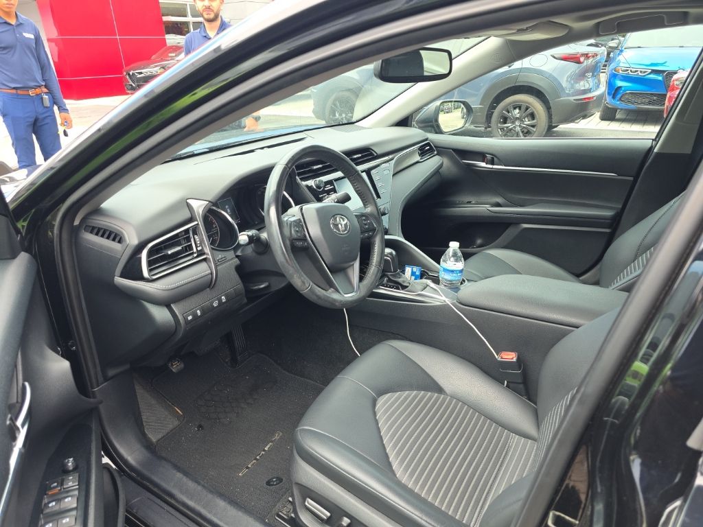 2020 Toyota Camry SE photo 3