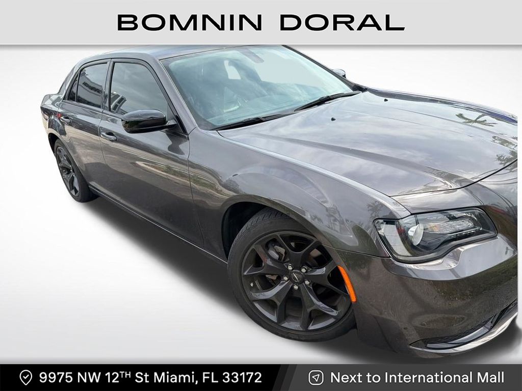 2022 Chrysler 300 Touring's photo