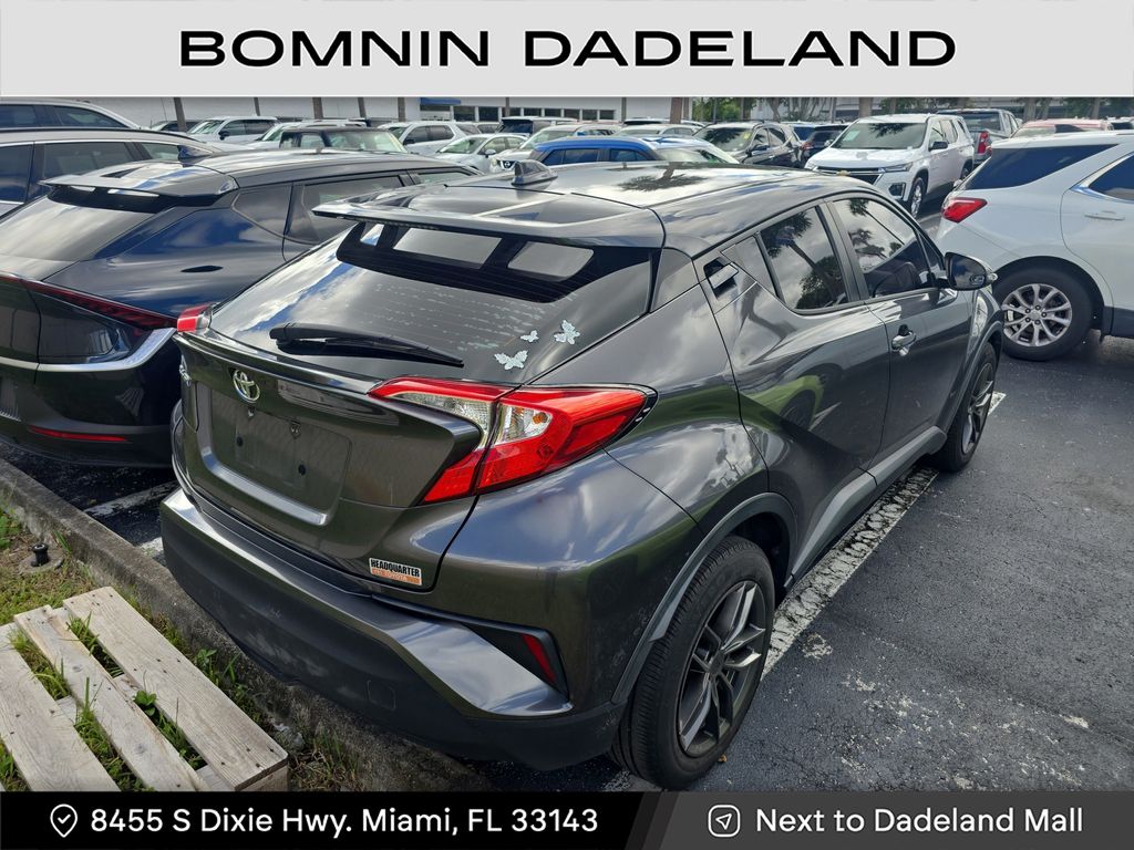 2020 Toyota C-HR LE photo 4