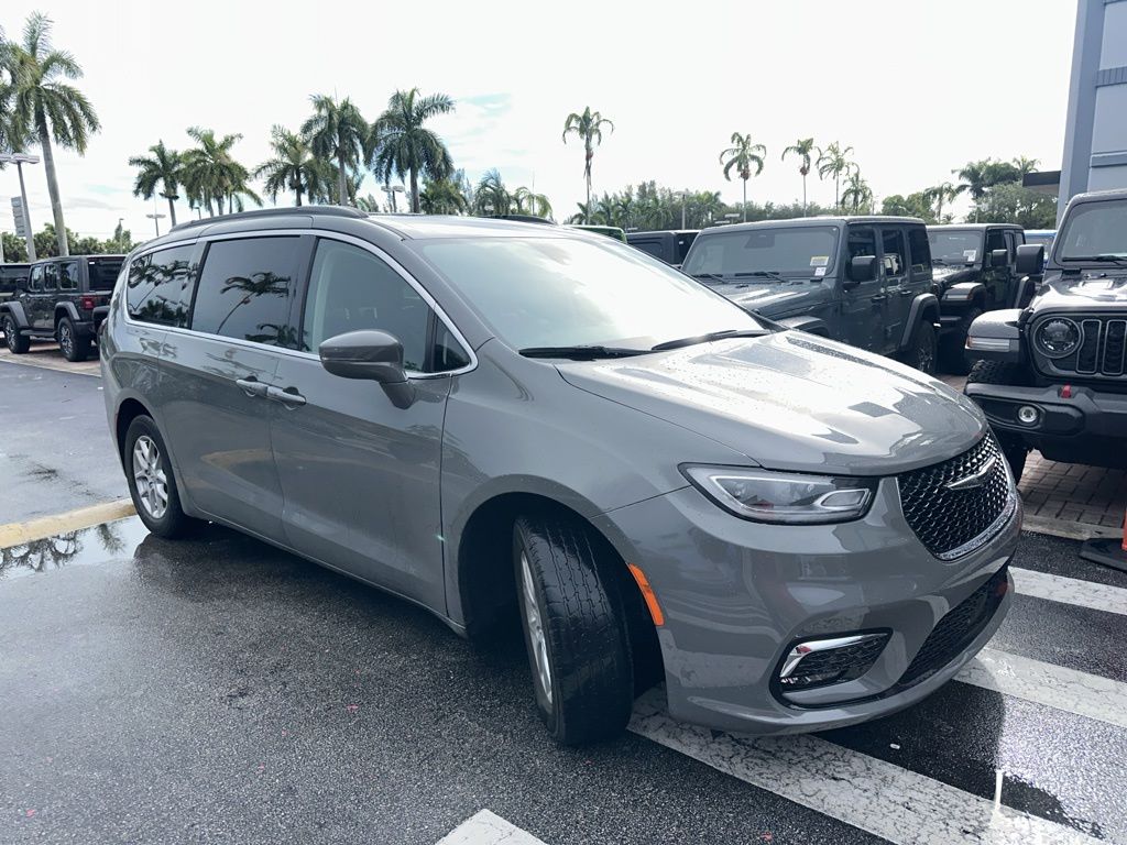 2022 Chrysler Pacifica Touring L photo 3