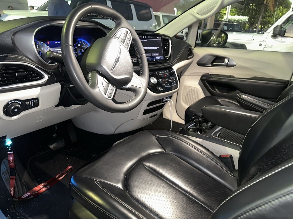 Used 2023 Chrysler Pacifica Touring L Minivan/Van