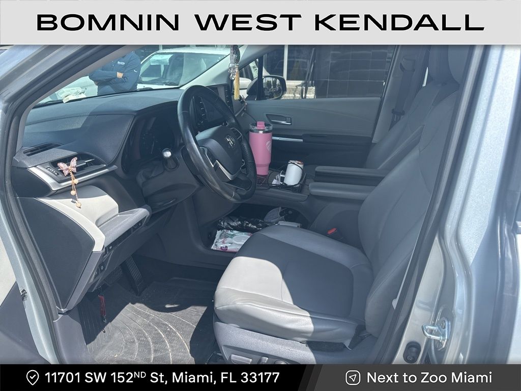 2021 Toyota Sienna XLE photo 3