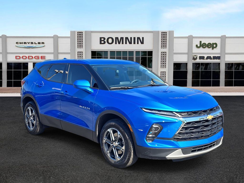 2025 Chevrolet Blazer 2LT photo 2