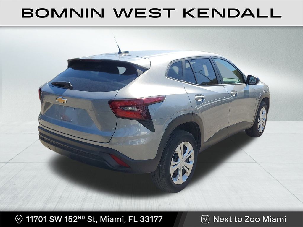 2024 Chevrolet Trax LS photo 4