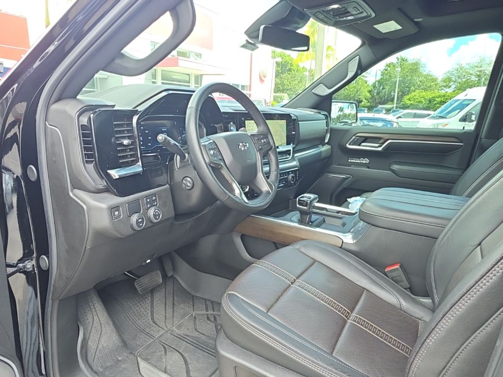 2025 Chevrolet Silverado 1500 High Country photo 2
