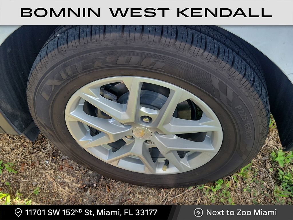2023 Chevrolet Equinox LS photo 2