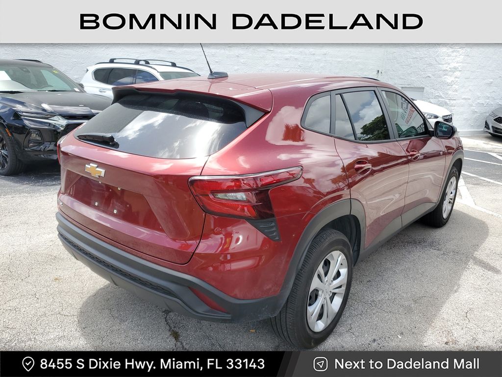 2024 Chevrolet Trax LS photo 4