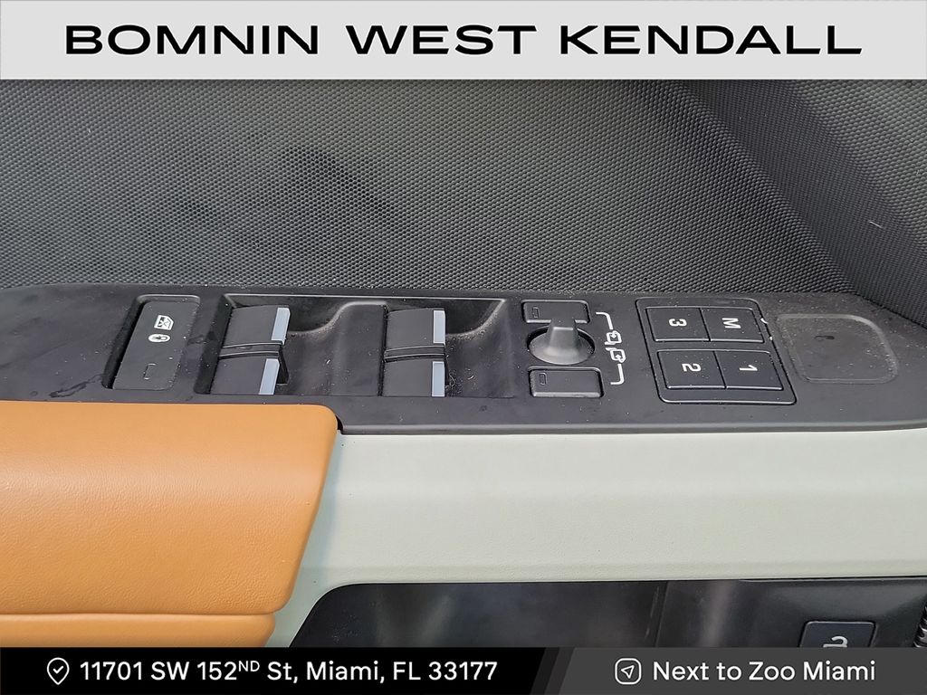 2023 Land Rover Defender X-Dynamic SE photo 18
