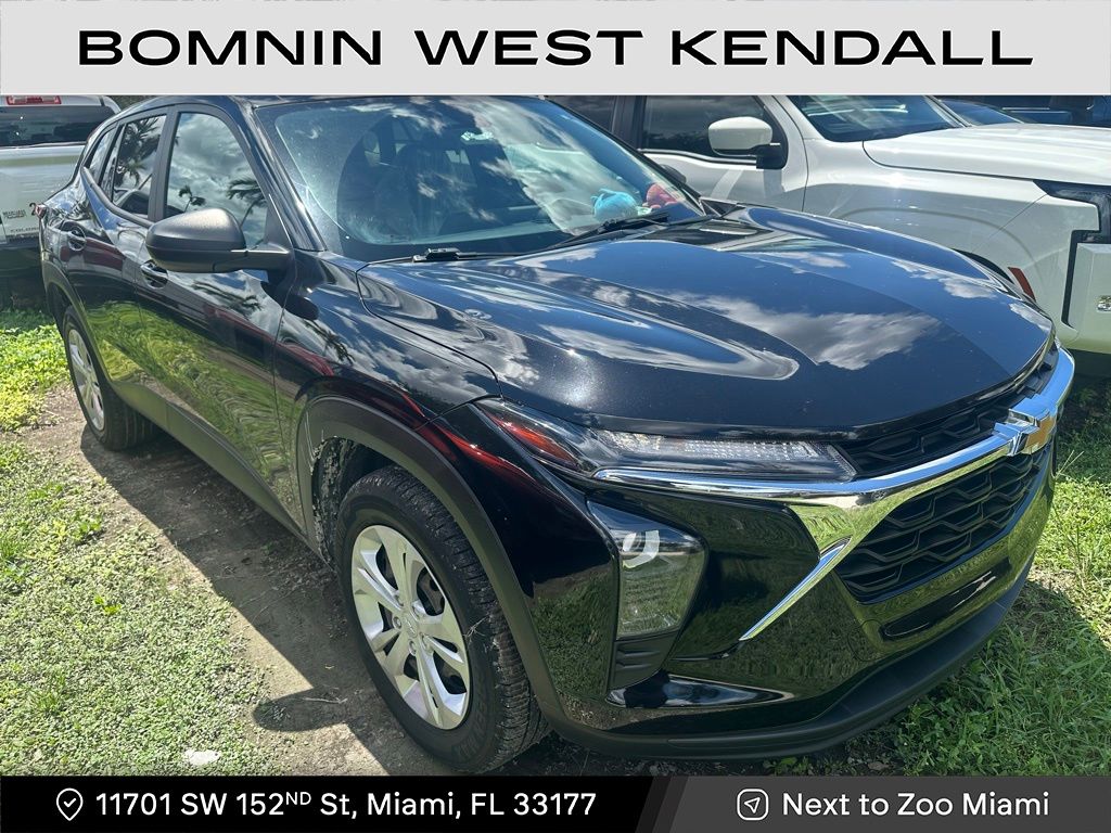 2024 Chevrolet Trax LS photo 2