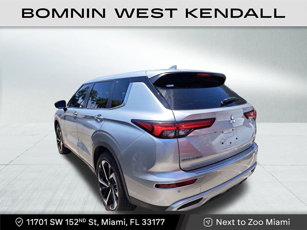 2022 Mitsubishi Outlander SE photo 3